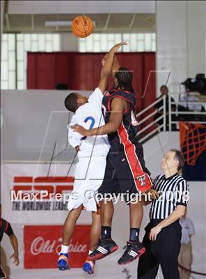 Thumbnail 1 in St. Raymond vs Taft (Spalding Hoophall Classic) photogallery.