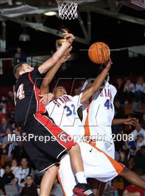 Thumbnail 3 in St. Raymond vs Taft (Spalding Hoophall Classic) photogallery.