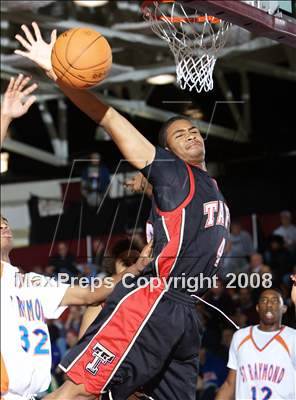 Thumbnail 1 in St. Raymond vs Taft (Spalding Hoophall Classic) photogallery.