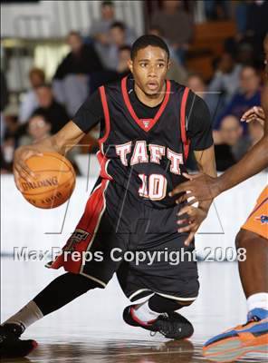 Thumbnail 2 in St. Raymond vs Taft (Spalding Hoophall Classic) photogallery.
