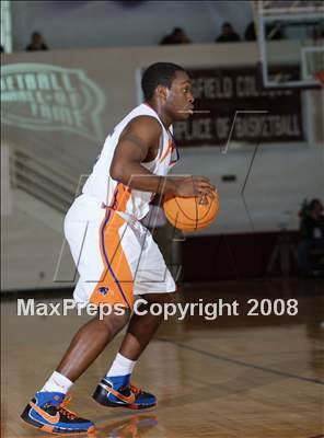 Thumbnail 2 in St. Raymond vs Taft (Spalding Hoophall Classic) photogallery.