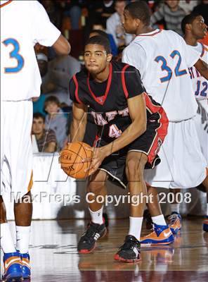 Thumbnail 1 in St. Raymond vs Taft (Spalding Hoophall Classic) photogallery.