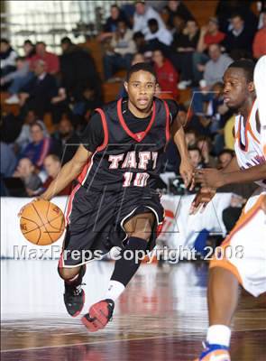 Thumbnail 1 in St. Raymond vs Taft (Spalding Hoophall Classic) photogallery.