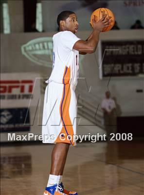 Thumbnail 1 in St. Raymond vs Taft (Spalding Hoophall Classic) photogallery.