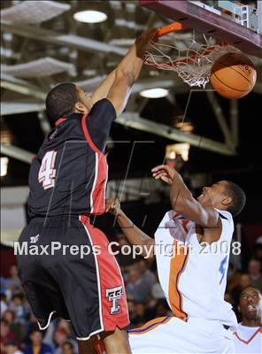 Thumbnail 2 in St. Raymond vs Taft (Spalding Hoophall Classic) photogallery.