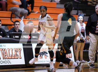 Thumbnail 3 in Gonzales vs. Crystal City (UIL 4A Bi-District Playoffs) photogallery.