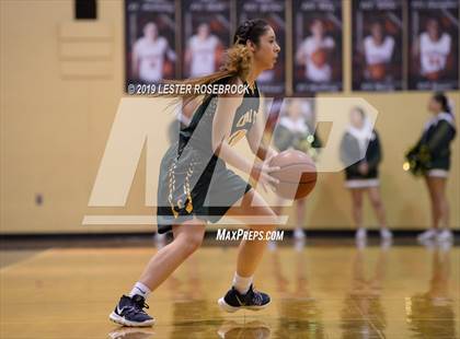 Thumbnail 3 in Gonzales vs. Crystal City (UIL 4A Bi-District Playoffs) photogallery.