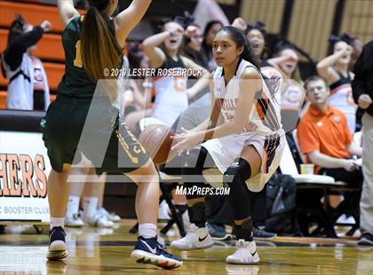 Thumbnail 3 in Gonzales vs. Crystal City (UIL 4A Bi-District Playoffs) photogallery.