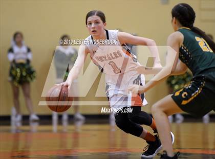 Thumbnail 3 in Gonzales vs. Crystal City (UIL 4A Bi-District Playoffs) photogallery.