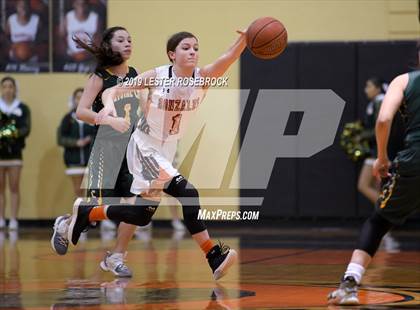 Thumbnail 2 in Gonzales vs. Crystal City (UIL 4A Bi-District Playoffs) photogallery.