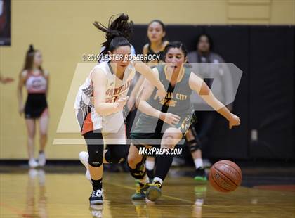 Thumbnail 3 in Gonzales vs. Crystal City (UIL 4A Bi-District Playoffs) photogallery.