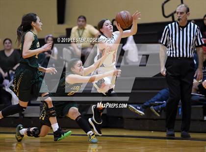 Thumbnail 3 in Gonzales vs. Crystal City (UIL 4A Bi-District Playoffs) photogallery.
