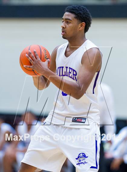 Thumbnail 3 in Hays vs. Miller (UIL 4A Regional Semifinal) photogallery.