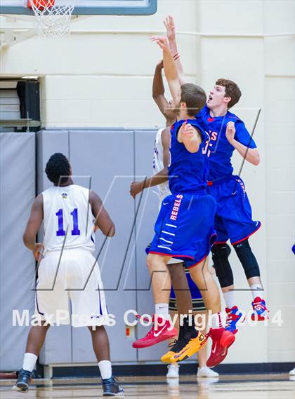 Thumbnail 2 in Hays vs. Miller (UIL 4A Regional Semifinal) photogallery.