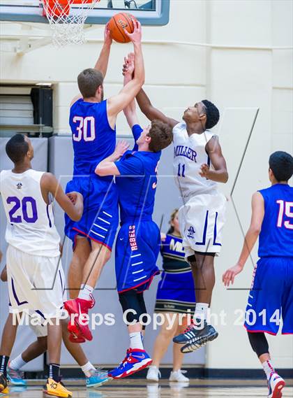 Thumbnail 3 in Hays vs. Miller (UIL 4A Regional Semifinal) photogallery.