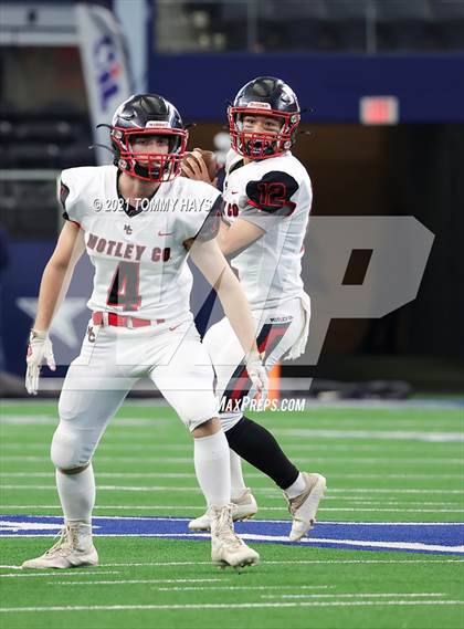 Thumbnail 1 in Motley County vs. Strawn (UIL Football 6-Man 1A D2 Finals) photogallery.