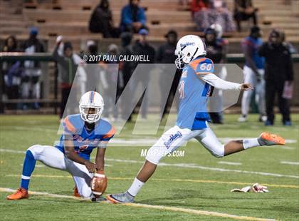 Thumbnail 2 in Rainier Beach vs. Garfield (WIAA 3A Semifinal) photogallery.