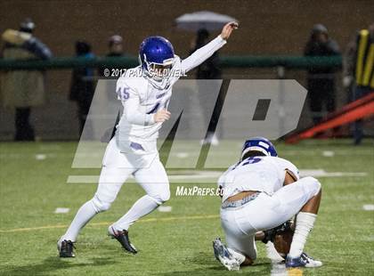 Thumbnail 2 in Rainier Beach vs. Garfield (WIAA 3A Semifinal) photogallery.