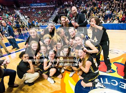 Thumbnail 2 in Holy Cross vs. Hand (CIAC Class L Final) photogallery.