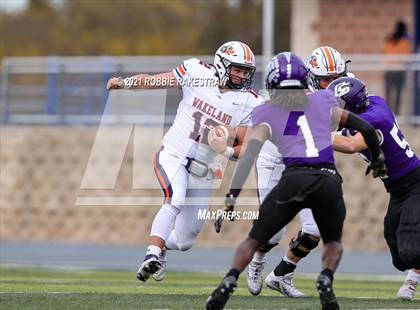 Thumbnail 2 in College Station vs. Wakeland (UIL Football 5A Regional Semifinals) photogallery.