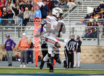 Thumbnail 3 in College Station vs. Wakeland (UIL Football 5A Regional Semifinals) photogallery.