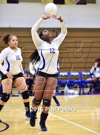 Thumbnail 3 in McDonogh vs. Stone photogallery.