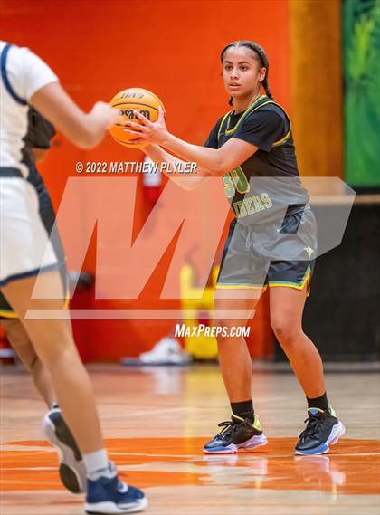 Thumbnail 2 in Richmond vs Cape Fear (Cumberland County Holiday Classic) photogallery.