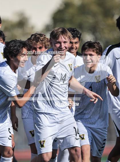 Thumbnail 1 in Crespi vs Ventura photogallery.