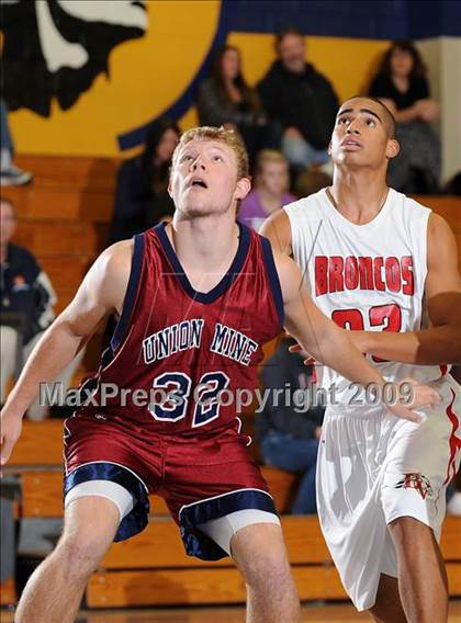 Thumbnail 3 in Union Mine vs. Bella Vista (Trojan Toss-Up) photogallery.