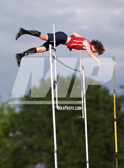 Thumbnail 2 in Southeastern District Meet #2 (Pole Vault/Discus) photogallery.