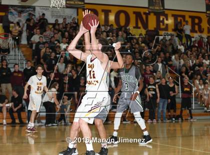 Thumbnail 2 in Royal @ Simi Valley photogallery.