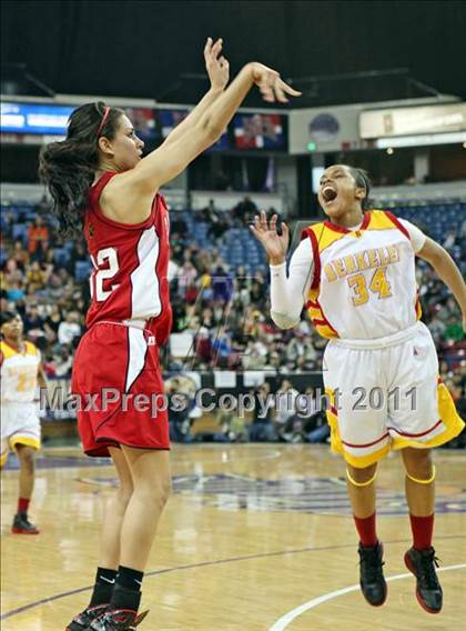 Thumbnail 1 in Berkeley vs. Carondelet (CIF NorCal D1 Regional Final) photogallery.