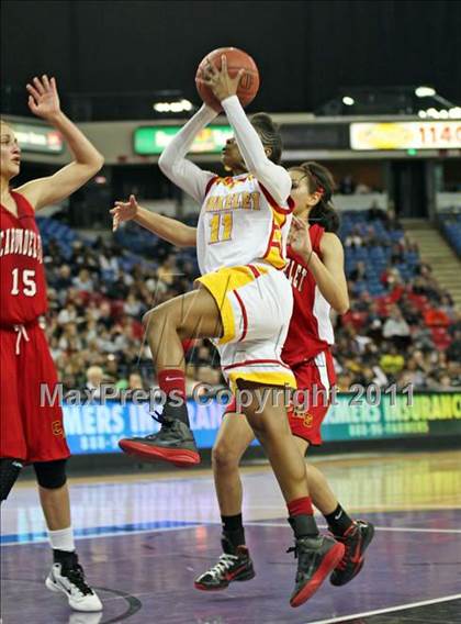 Thumbnail 2 in Berkeley vs. Carondelet (CIF NorCal D1 Regional Final) photogallery.