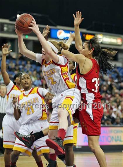 Thumbnail 2 in Berkeley vs. Carondelet (CIF NorCal D1 Regional Final) photogallery.