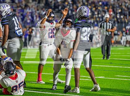 Thumbnail 2 in Dawson vs. Ridge Point (UIL Football 6A D1 Bi-District) photogallery.