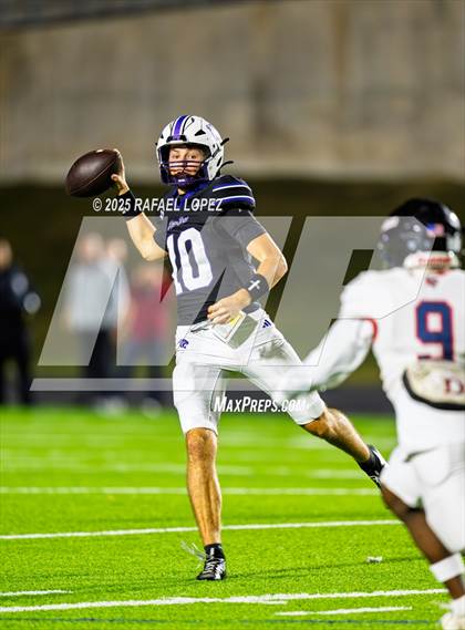 Thumbnail 1 in Dawson vs. Ridge Point (UIL Football 6A D1 Bi-District) photogallery.