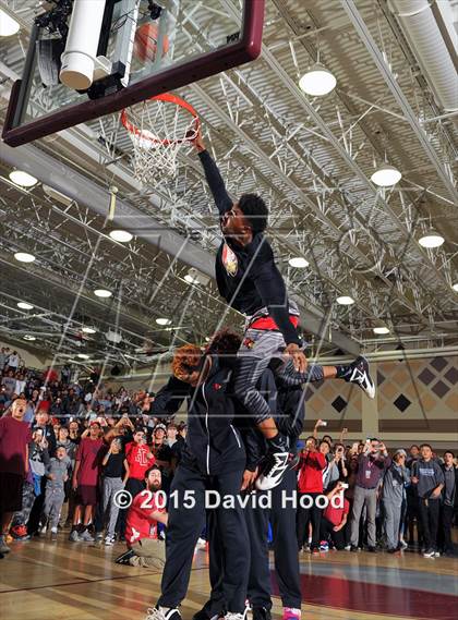Thumbnail 2 in 2015 MaxPreps Holiday Classic Dunk Contest photogallery.