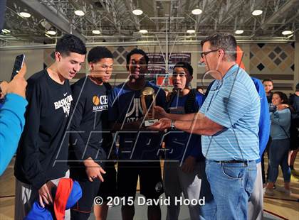 Thumbnail 1 in 2015 MaxPreps Holiday Classic Dunk Contest photogallery.