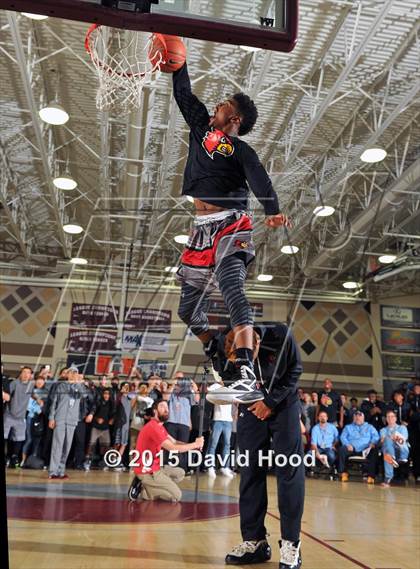 Thumbnail 3 in 2015 MaxPreps Holiday Classic Dunk Contest photogallery.