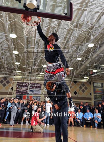 Thumbnail 1 in 2015 MaxPreps Holiday Classic Dunk Contest photogallery.