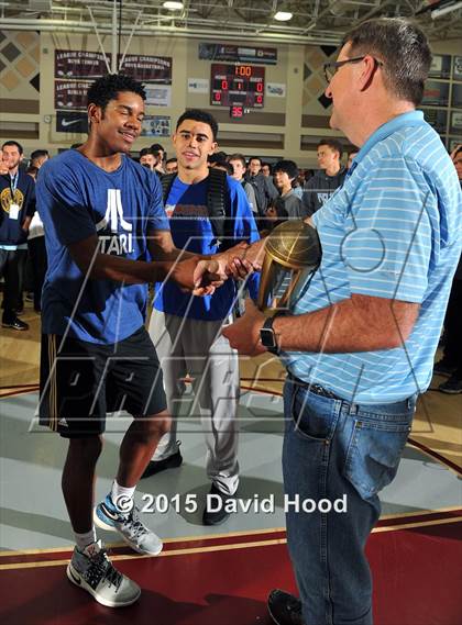 Thumbnail 2 in 2015 MaxPreps Holiday Classic Dunk Contest photogallery.