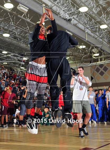 Thumbnail 2 in 2015 MaxPreps Holiday Classic Dunk Contest photogallery.