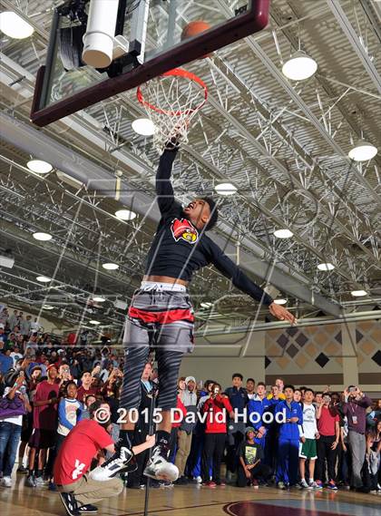Thumbnail 1 in 2015 MaxPreps Holiday Classic Dunk Contest photogallery.