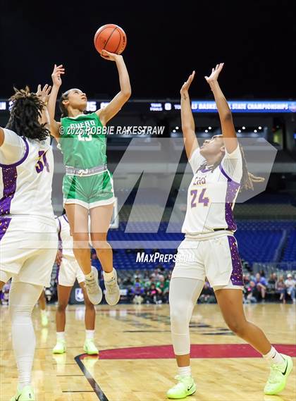 Thumbnail 2 in Cuero vs. Lincoln (UIL 4A Basketball Division II Final) photogallery.