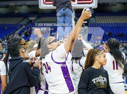 Thumbnail 2 in Cuero vs. Lincoln (UIL 4A Basketball Division II Final) photogallery.