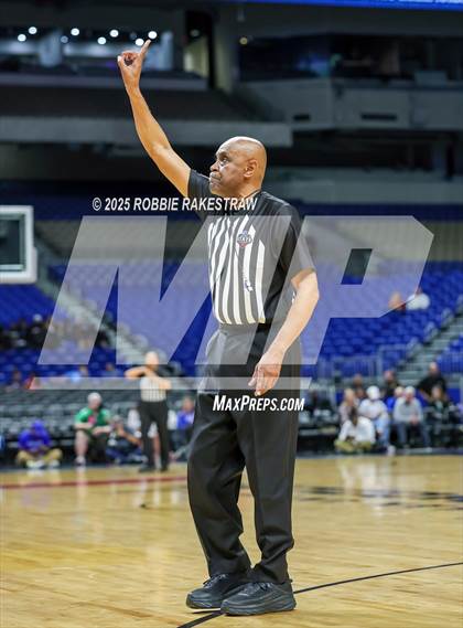 Thumbnail 2 in Cuero vs. Lincoln (UIL 4A Basketball Division II Final) photogallery.