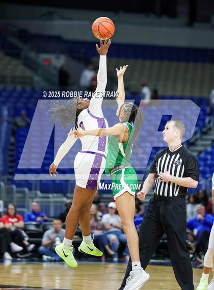 Thumbnail 3 in Cuero vs. Lincoln (UIL 4A Basketball Division II Final) photogallery.