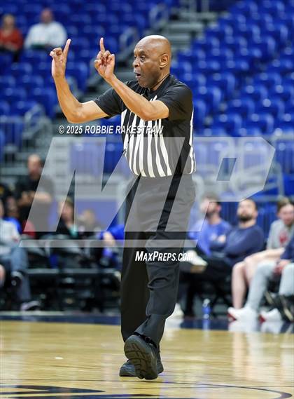 Thumbnail 3 in Cuero vs. Lincoln (UIL 4A Basketball Division II Final) photogallery.