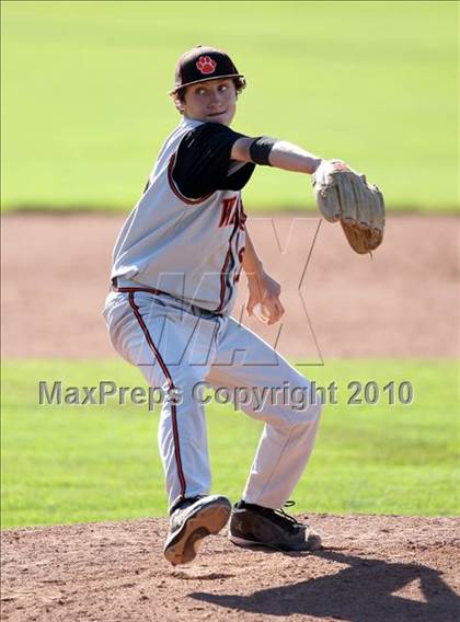 Thumbnail 3 in Honeoye vs. Warsaw (Section 5 Class CC Semifinal) photogallery.