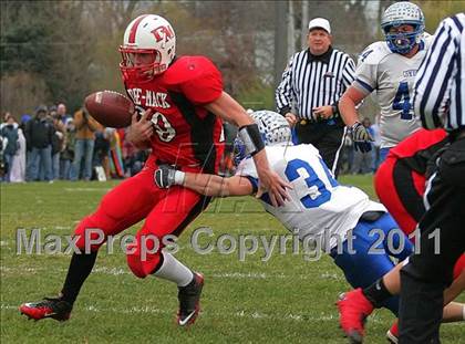 Thumbnail 2 in Deer Creek-Mackinaw vs. Clifton Central (IHSA Class 2A Quarterfinal) photogallery.